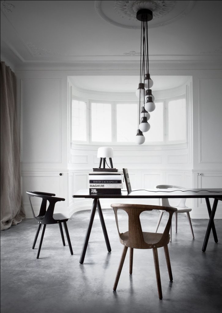 Mesa y sillas modernas de estilo scandinavo